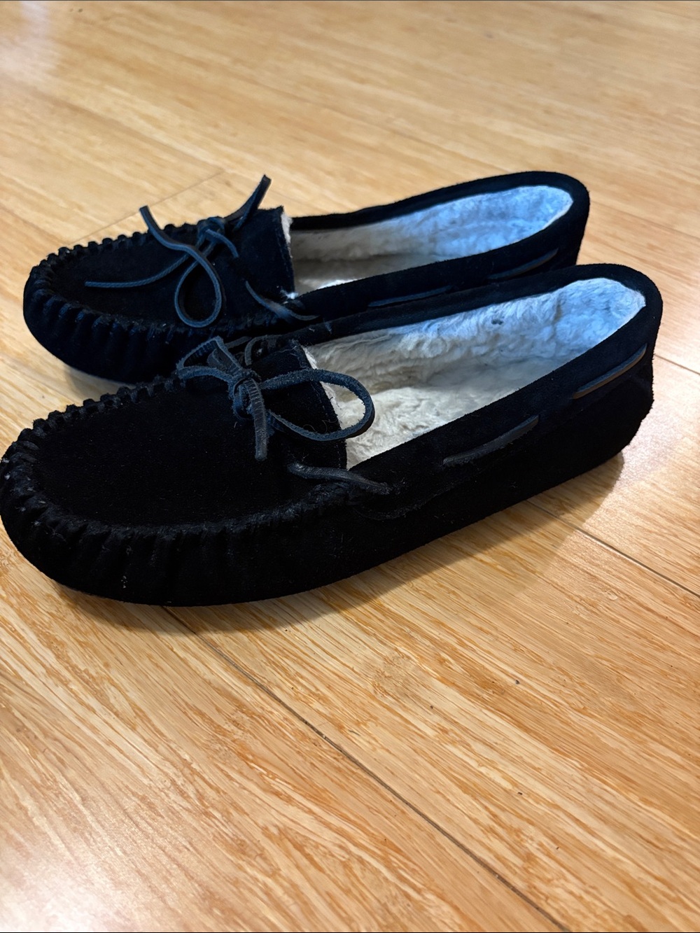 Minnetonka Cally Black Suede Fur Lined Moccasin Slippers Size 9
